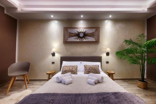 Un dormitorio con una cama grande con almohadas y una planta en TORINO VACANCY 3 - Elegant & Romantic house with a view of Piazza Vittorio/Gran Madre, en Turín