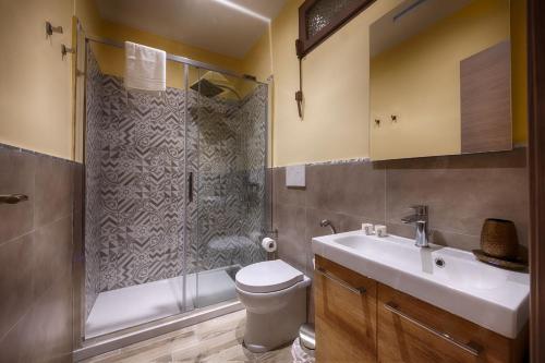 Un baño con inodoro, ducha y lavabo. en TORINO VACANCY 3 - Elegant & Romantic house with a view of Piazza Vittorio/Gran Madre, en Turín