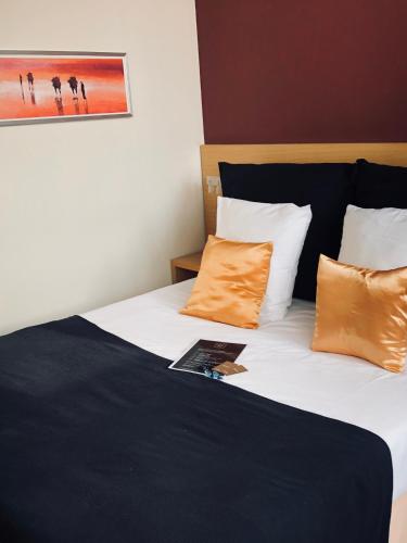 Postel nebo postele na pokoji v ubytování Axis Hotel