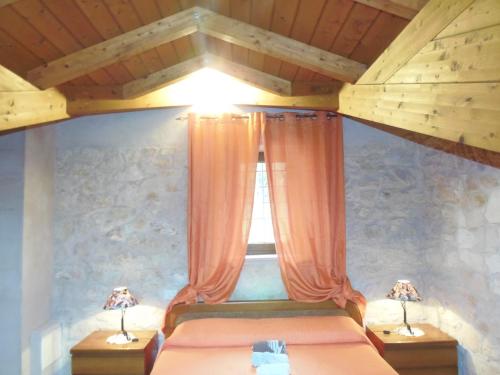 1 dormitorio con 2 camas y ventana en B & B AECOLIBRIUM, en Pastena