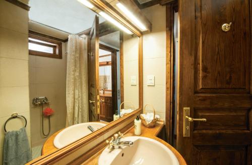 La salle de bains est pourvue d'un lavabo et d'un miroir. dans l'établissement Milies Historic Chalet Pelion, à Milies