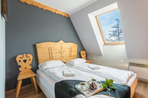 ザコパネにあるRent like home - Stroma 32Aのベッドルーム1室(木製ヘッドボードと窓付)