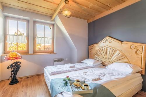ザコパネにあるRent like home - Stroma 32Aのベッドルーム1室(大型ベッド1台、木製ヘッドボード付)