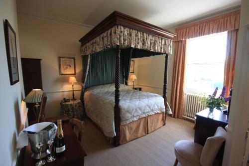 En eller flere senger på et rom på Worsley Arms Hotel