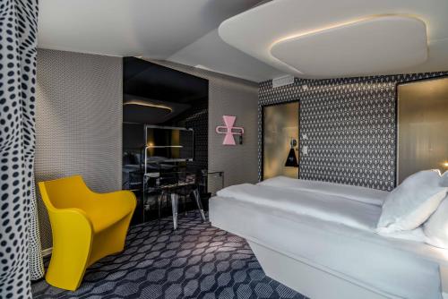 Un pat sau paturi într-o cameră la Magic Hotel Korskirken