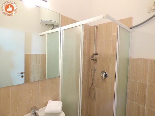 une douche avec une porte vitrée dans une salle de bain dans l'établissement ALC - VC2 - 7 min Palais and 3 min Beaches, à Cannes
