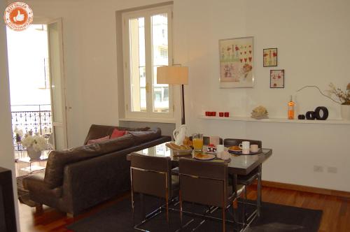 un salon avec un canapé et une table dans l'établissement ALC - VC2 - 7 min Palais and 3 min Beaches, à Cannes