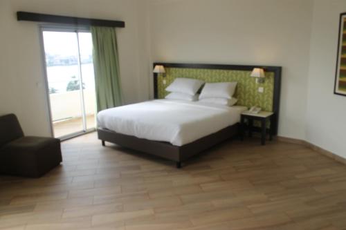 Cama o camas de una habitación en Le Grand Hotel d'Abidjan