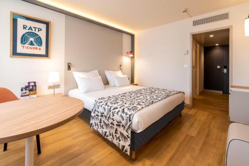 a hotel room with a bed and a table at Mercure Marseille Centre Prado Vélodrome in Marseille