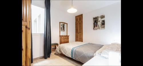 un dormitorio con una cama y una ventana en Daniela, en Puerto Naos