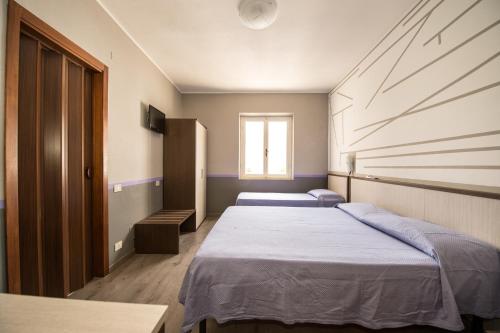 Hotel Terranova tesisinde bir odada yatak veya yataklar