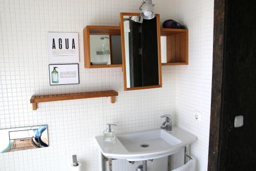 ein Bad mit einem Waschbecken und einem Spiegel in der Unterkunft Centro de Agroecologia y Medio Ambiente de Murcia in Bullas