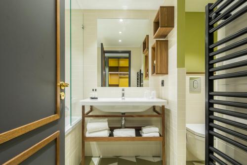 Gallery image of H&ocirc;tel Des Artistes in Lyon