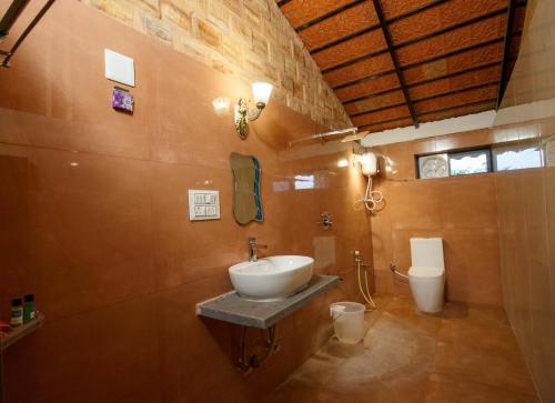 Un baño de Gir Lions Paw Resort with Swimming Pool