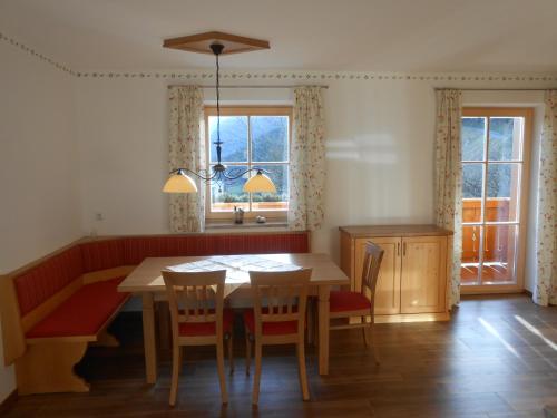 uma cozinha com mesa e cadeiras e uma janela em Gollehenhof em Sankt Johann im Pongau