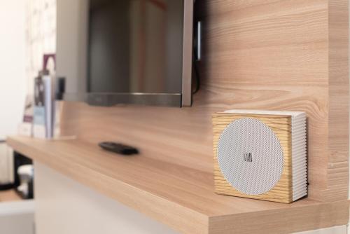 a speaker on a wooden counter with a television at Mercure Marseille Centre Prado Vélodrome in Marseille