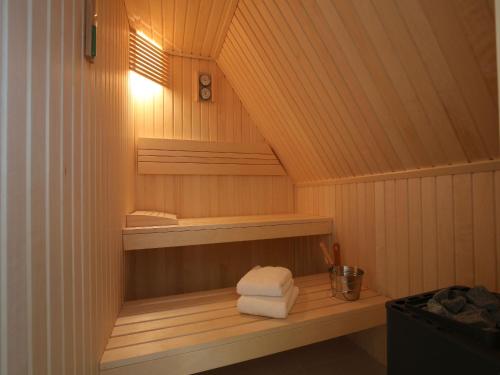 una sauna con dos toallas sentadas en un estante en Charlotte 48 - Wunderschöne Ferienwohnung mit Balkon und Sauna en Wangerooge