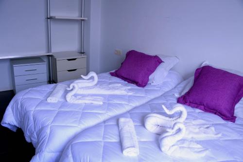 Una cama con cisnes hecha de toallas. en Casa Rural Las Voladas, en Alcalá del Júcar