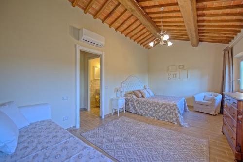 Posteľ alebo postele v izbe v ubytovaní Villa Bonriposo by PosarelliVillas