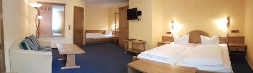 Een bed of bedden in een kamer bij Gasthof Kern