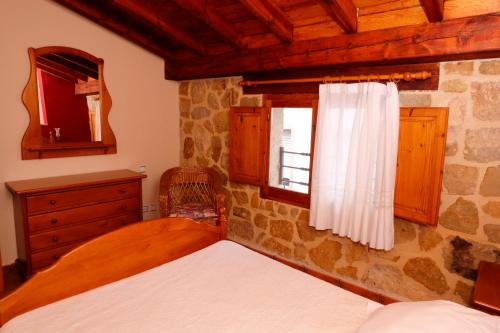 En eller flere senge i et værelse på El Refugi del Maestrat A - Turistrat
