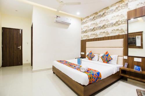 Tempat tidur dalam kamar di FabHotel Royal Villa Hussainpura Chowk