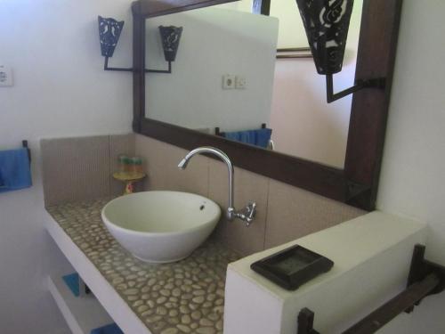 Bathroom sa Kembali Beach Bungalows