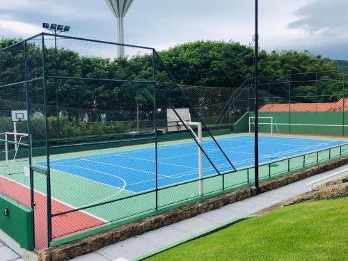 um campo de ténis com uma rede por cima em AP em Floripa 2 quartos a 100m da praia - PRAIA BRAVA- NORTE DA ILHA em Florianópolis