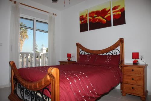 サン・ミゲル・デ・サリーナスにあるTORRENUEVAのベッドルーム1室(赤いベッドカバー、窓付)