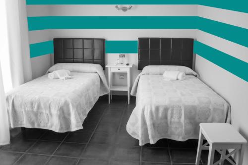 Una cama o camas en una habitación de Defensa 821 Bed and Breakfast