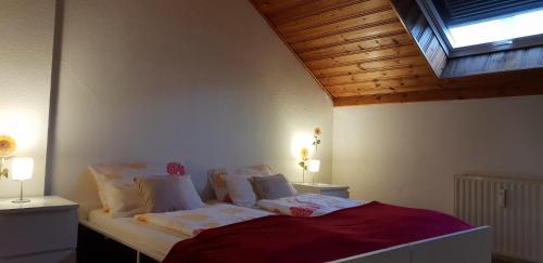 ボンにあるflats-4u - Cosy, quiet & clean apartments in the city ( Apt. 5 )の木製の天井の客室のベッド1台分です。