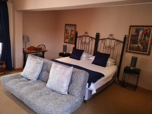 Een bed of bedden in een kamer bij Casa Mia Health Spa and Guesthouse