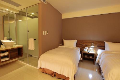 Ein Bett oder Betten in einem Zimmer der Unterkunft Nest Hotel