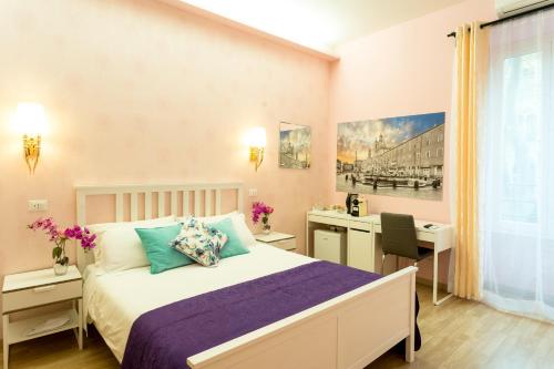 um quarto com uma cama, uma secretária e um lavatório. em BQ House Milizie Luxury Rooms em Roma