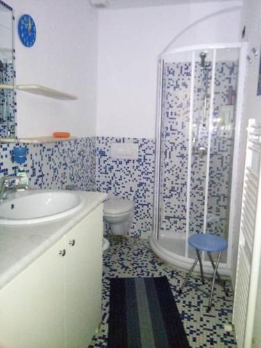 a bathroom with a sink and a toilet and a shower at appartamento centralissimo in Finale Ligure