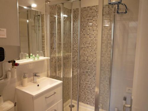 une salle de bain avec douche et lavabo dans l'établissement Résidence du Cygne - Swan Residence - Paris centre, à Paris