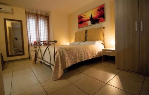 フランカヴィッラ・フォンターナにあるAppartamento Canigliaの窓付きの部屋にベッド付きのベッドルーム1室があります。