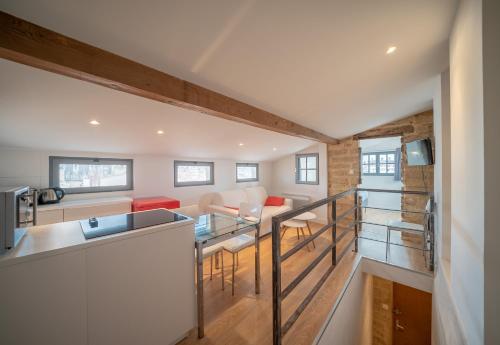 - une cuisine et un salon dans une maison avec un escalier dans l'établissement L'Etoile, à Montpellier