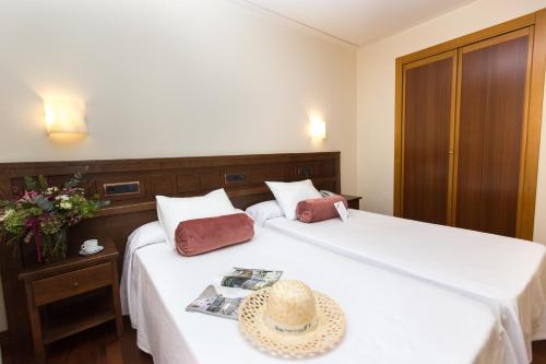 Кровать или кровати в номере Hotel Garelos Betanzos