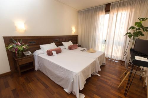 Postel nebo postele na pokoji v ubytování Hotel Garelos Betanzos