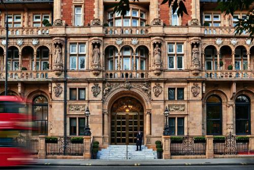 ロンドンにあるKimpton - Fitzroy London, an IHG Hotelの前に男立つ建物