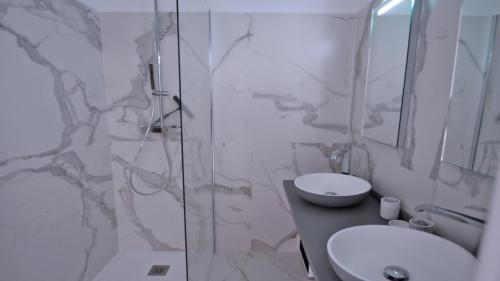 une salle de bain avec toilettes, lavabo et douche dans l'établissement Pins Dorés, à Sainte-Maxime