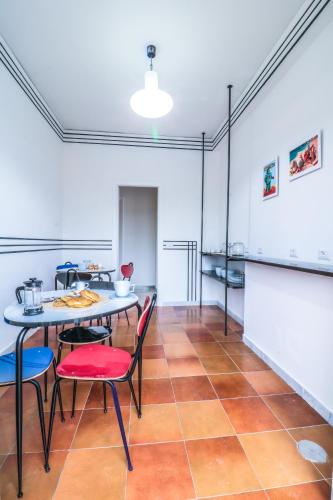a kitchen and dining room with a table and chairs at Le stanze di Virgilio in Naples