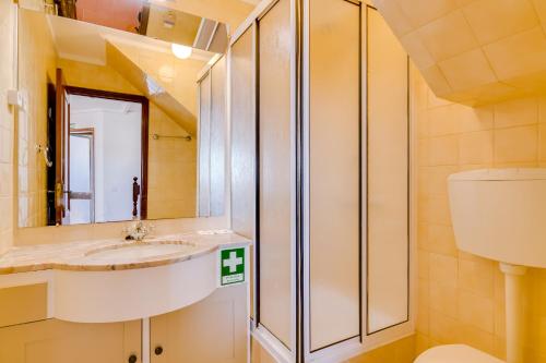 ヴィラモウラにあるAlgardia - City center - Vilamouraのバスルーム(シンク、シャワー付)