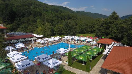 Bazen u ili blizu objekta Ostrova Holiday Village