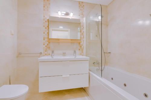 bagno con lavandino, vasca e servizi igienici di Brisa do Mar 2Br - Sea front - Luxury apartment a Quarteira