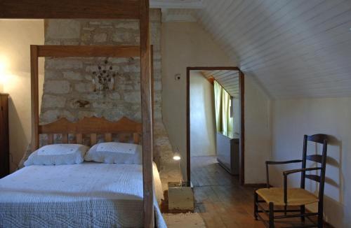 1 dormitorio con cama con dosel y espejo en LES HAUTS DU CAUSSE, en Grand-Mas