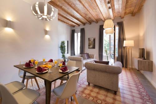 バルセロナにあるHabitat Apartments Alaiaのリビングルーム(ダイニングルームテーブル、椅子付)
