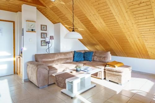 a living room with a couch and a table at Ferienwohnung Isabella am Möhnesee in Möhnesee