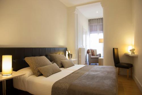 a bedroom with a bed and a desk and a chair at Hostal Goya in Barcelona